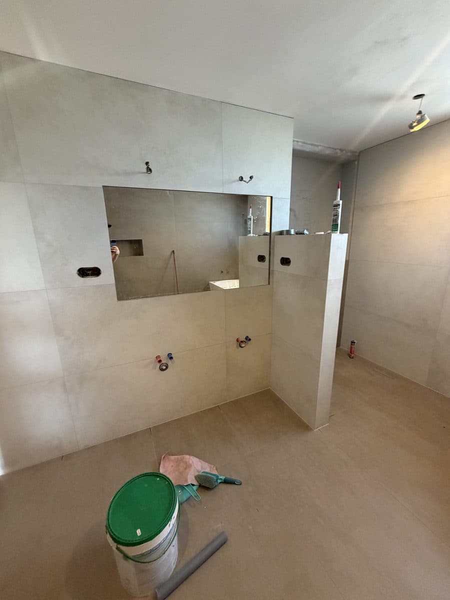 Velkoformátová dlažba a zazděná nika