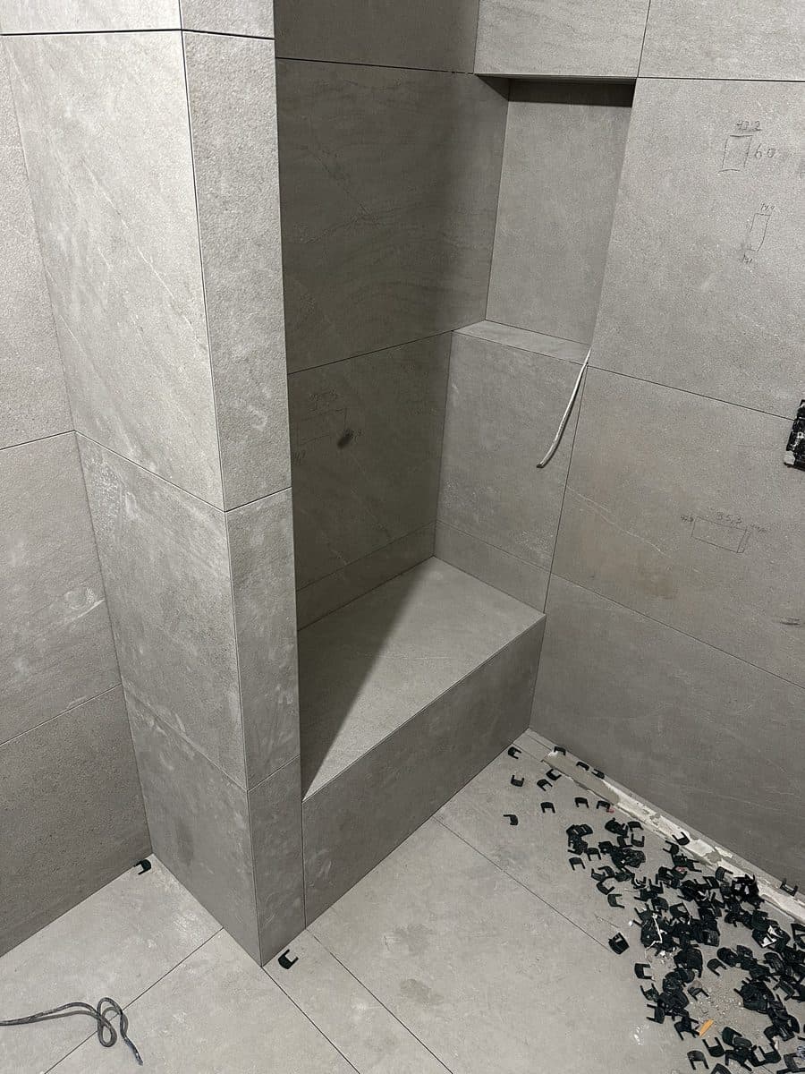 Zděná lavice ve sprchovém koutě, dekor kamene